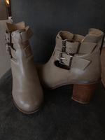 Stiefelette Stiefel Akira 39 beige Boots Schleswig-Holstein - Oststeinbek Vorschau