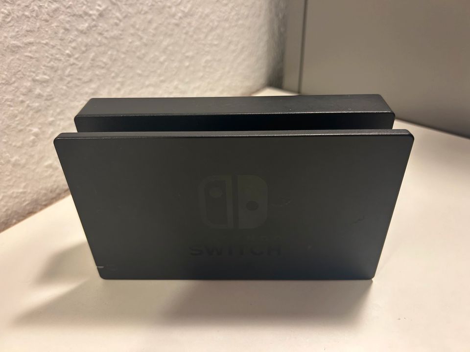 Nintendo Switch Set + viel Zubehör in Berlin