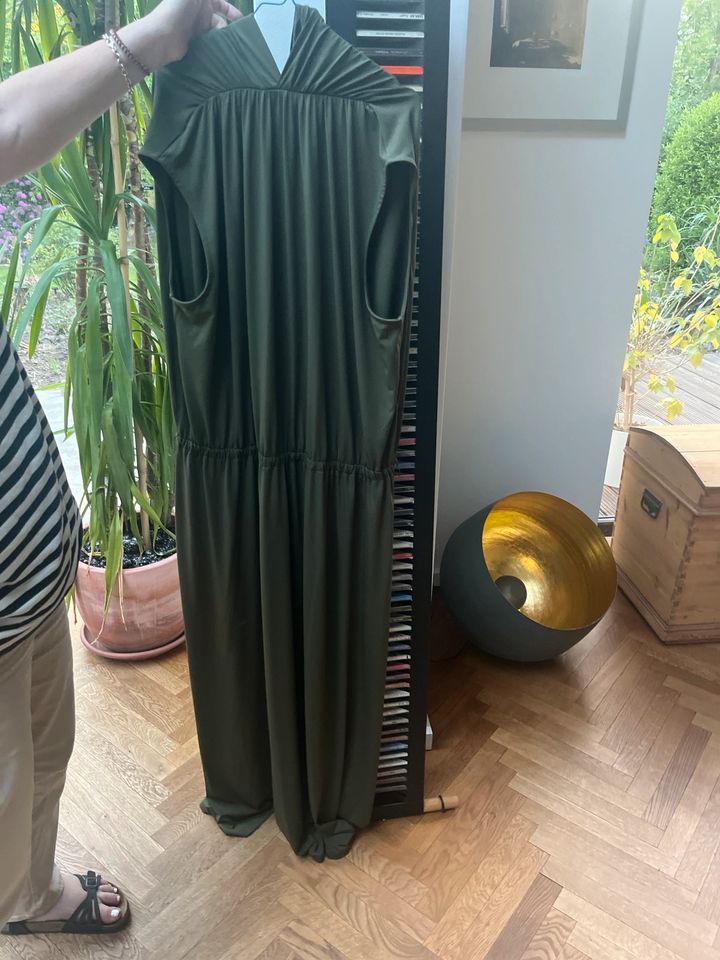 Grünes  langes Abendkleid von Studio untold in Hamburg