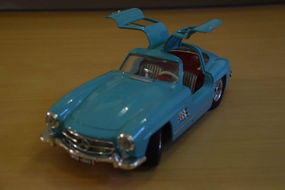 Mercedes 300 SL 1:18 von Burago in eisblau , Einzelstück in Solms