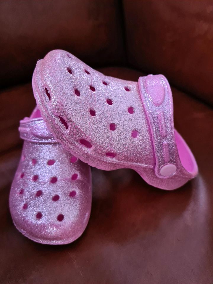 Glitzerlatschen Badeschuhe Latschen Gr. 28 wie Crocs in Berlin