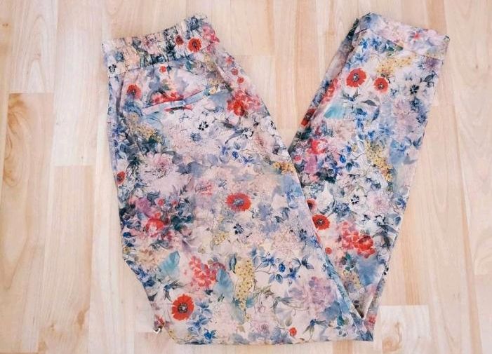 Zara Hose Gr. 34 Blumen Motiv Beige Bunt Boho Leicht Dehnbar in Berlin