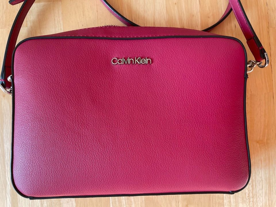 Calvin Klein Tasche Crossbody Camerabag pink in Berlin - Steglitz | eBay  Kleinanzeigen ist jetzt Kleinanzeigen