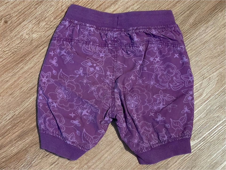 Set 4 x kurze Hosen Shorts Gr. 86, geblümt/ oliv/ lila/ pink in Niederschönenfeld