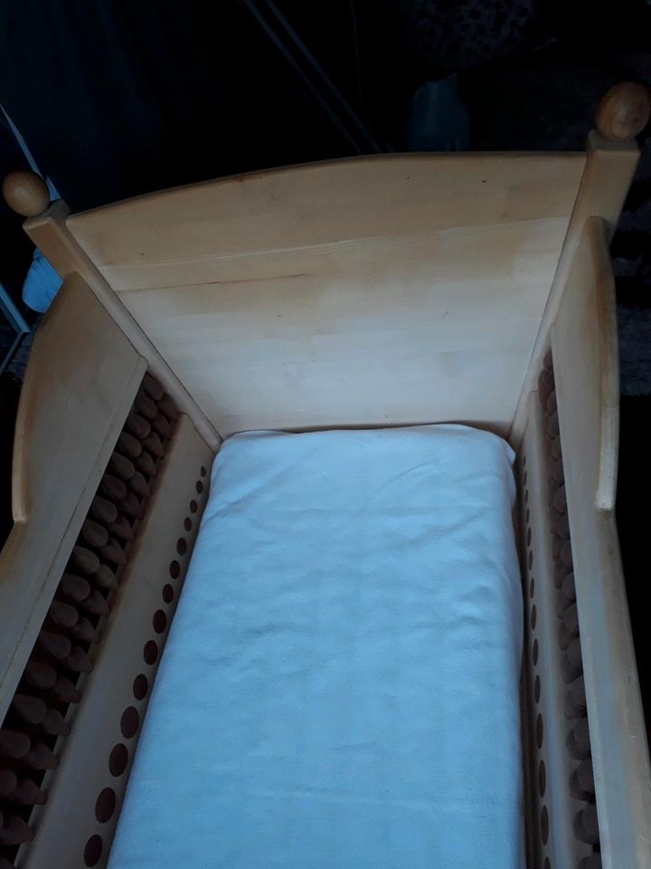 Babywiege mit Matratze massiv Holz gedrechselt ( Handarbeit  ) in Dannewerk