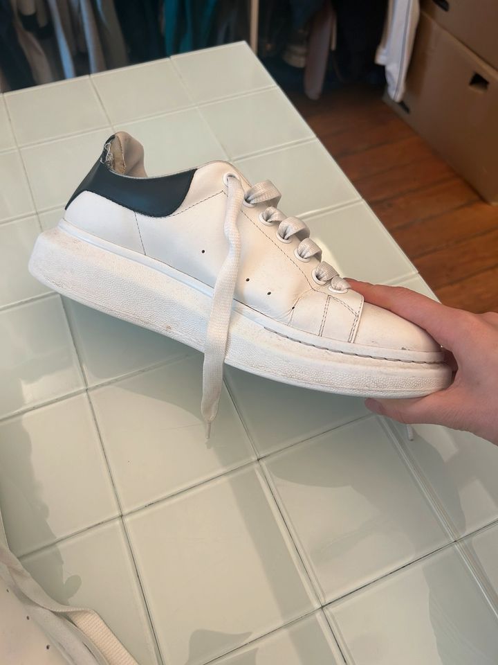 Alexander McQueen Sneaker getragen in Hamburg