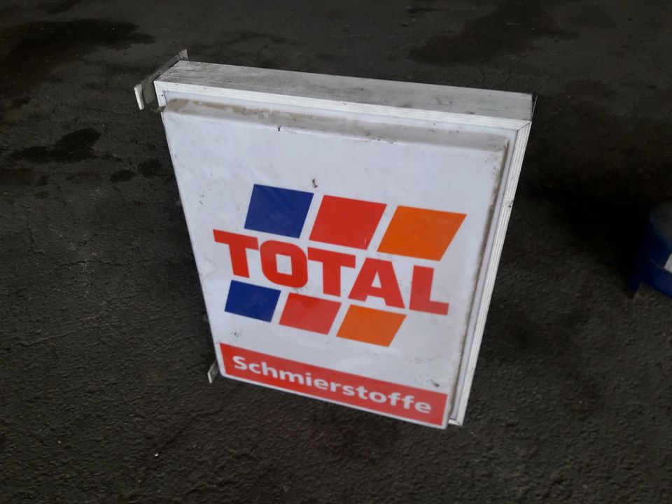 Total Schild Deko Werkstatt guter Zustand in Köditz