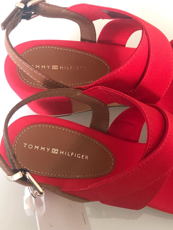 Neue „Tommy Hilfiger“ Keilabsatz Schuhe Gr.39 in Erzhausen