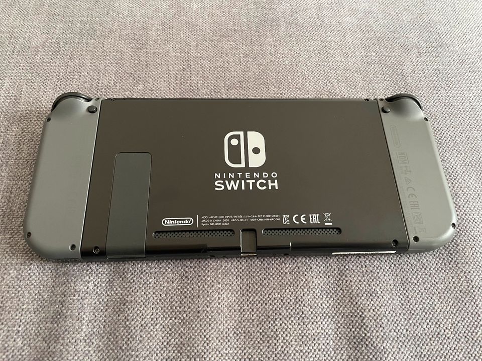 Nintendo Switch Grau [neue 2019er Version] + Deluxe Case in Aachen