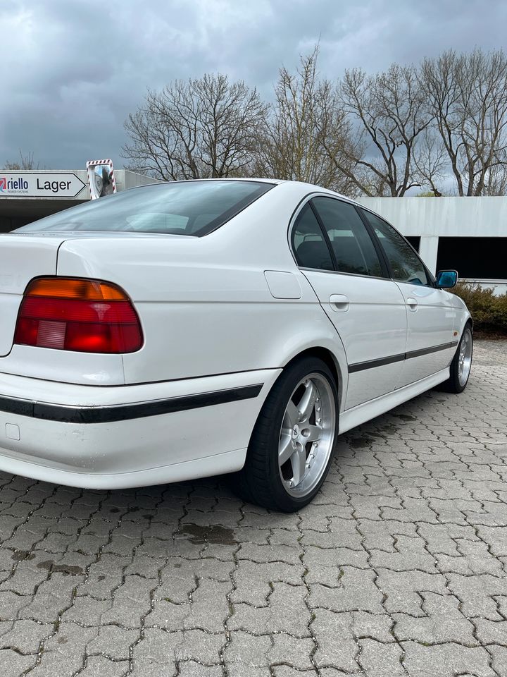 BMW 528i E39 in Neufahrn