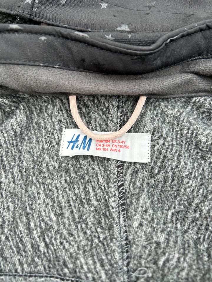 Softshelljacke H&M Gr.104 schwarz mit Sternen in Pattensen