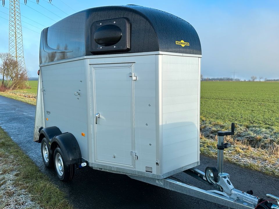 Humbaur Pferdeanhänger Equitos Alu Plus 2400 kg Sattelkammer in  Niedersachsen - Staufenberg, Gebrauchte Auto-Anhänger kaufen