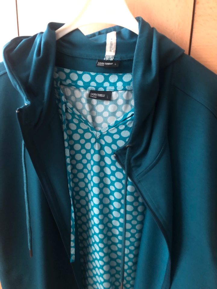 Jacke, Weste, Reißverschluss Shirt, grün mit Kapuze in Butzbach