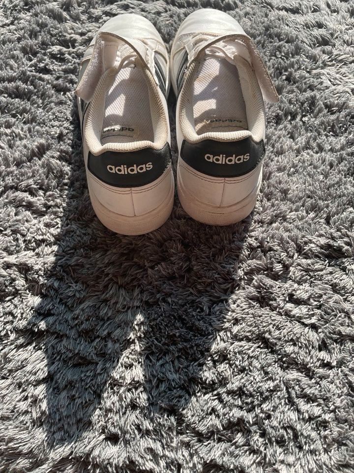 Adidas Schuhe Sneaker Größe 34 in Langenselbold