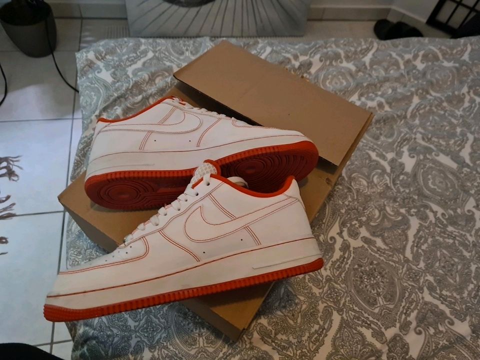 Nike LV 08 weiß/Orange 44,5 in Stuttgart