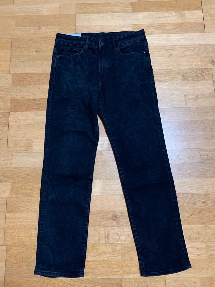 Hose /Jeans H&M Größe 31/32 schwarz, Regular fit, kaum getragen in Nörten-Hardenberg