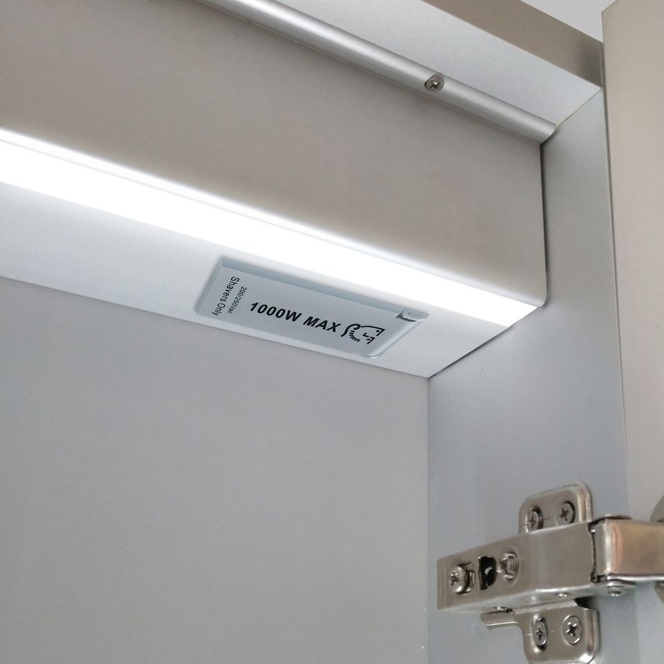 Aluminiuim LED Badezimmerspiegelschrank Uhr / Temperatur / Makeup in Hamburg
