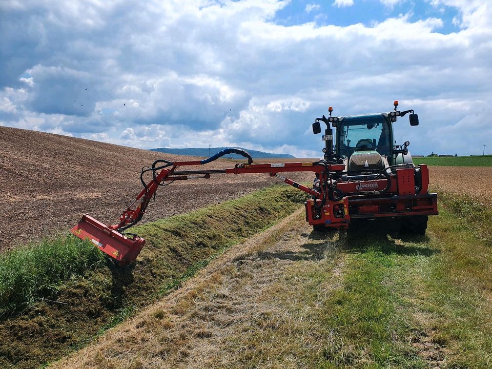 Mulcharbeiten von Gräben und Böschungen, Begleitgrün,Dücker,Fendt in Michelau