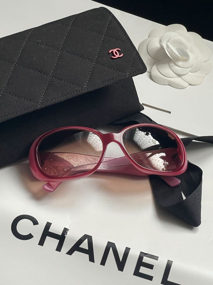 Chanel Vintage Sonnenbrille & Etui in Düsseldorf