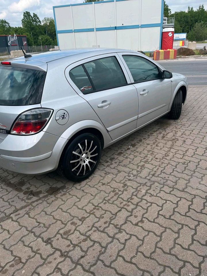 Opel Astra H 1.9 cdti in Lauenau