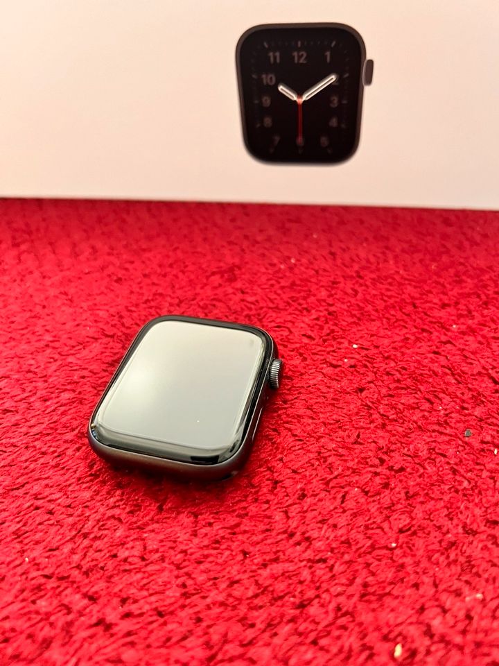 Apple Watch SE 44mm Space Gray Aluminium Case in Saarbrücken