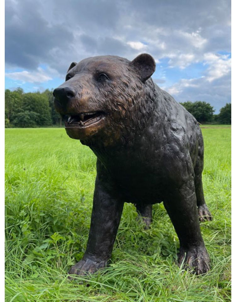 Braunbär – lebensgroße Bronzefigur eines Bären in München