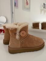 UGG Boots mit Knopf Niedersachsen - Braunschweig Vorschau