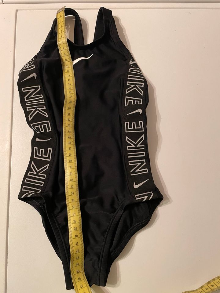 Nike Badeanzug schwarz Schwimmer XS 122/128 Sport Bikini Kinder in Herzebrock-Clarholz