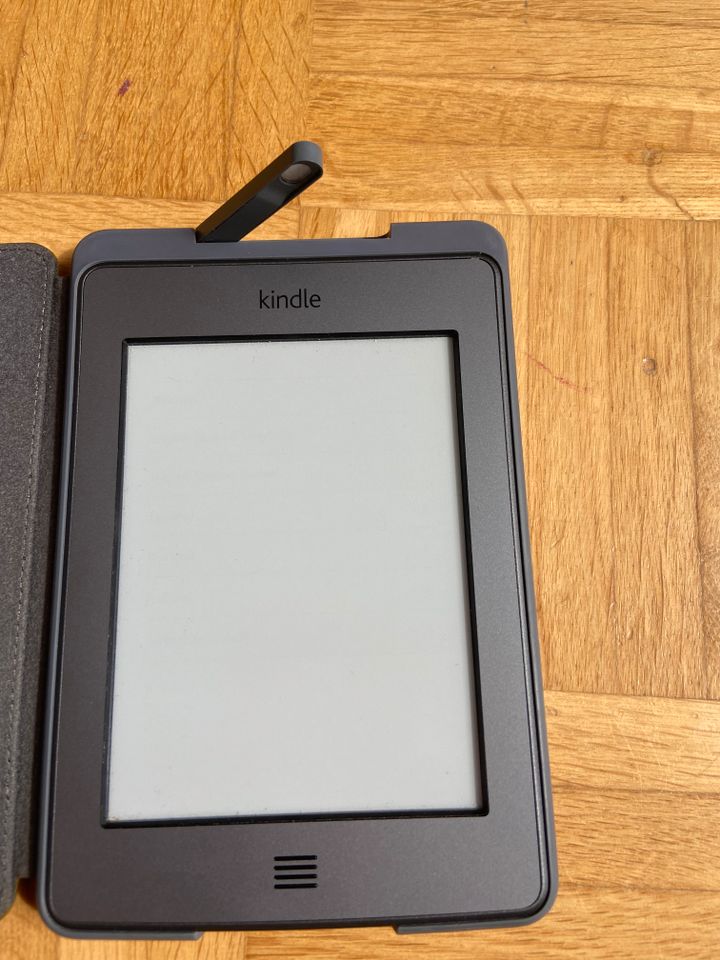 Kindle Touch 4. Generation inkl. Hülle mit Licht in Freising