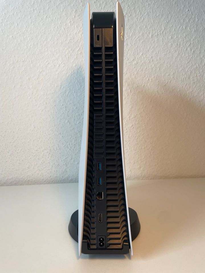 PlayStation 5 mit Disc Laufwerk inkl. Controller + Kabelzeug in Göttingen