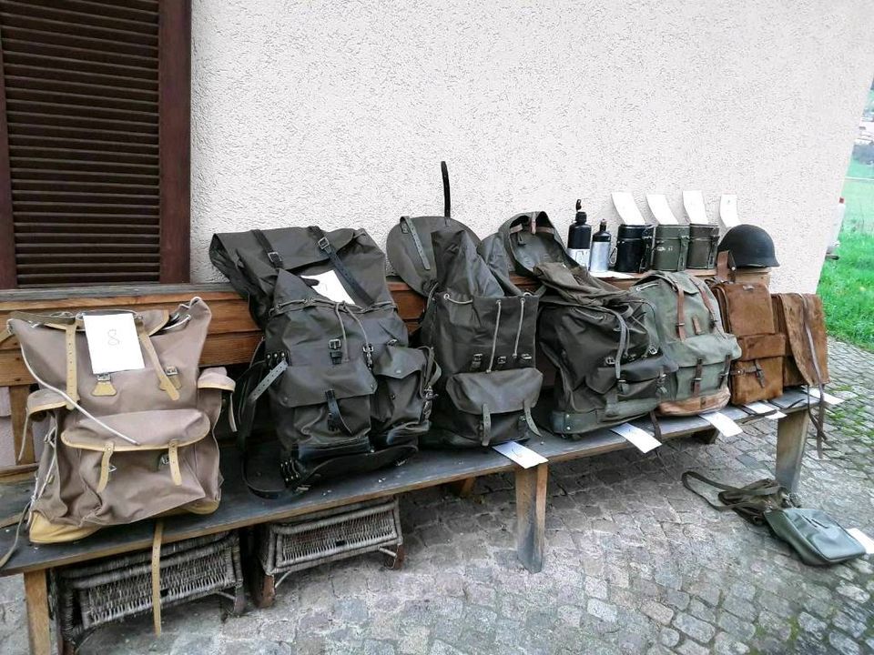 Armee ,Militär- Rucksack, Tornister, Schweiz. Brotbeutel, Feldfl. in Malsburg-Marzell