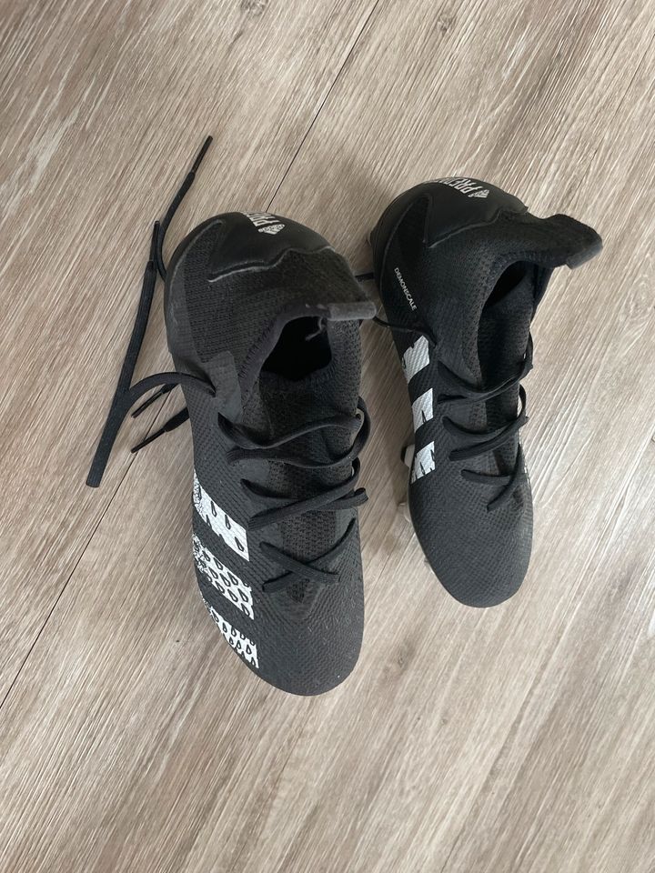 Fußballschuhe 40 (US 7) in Düsseldorf