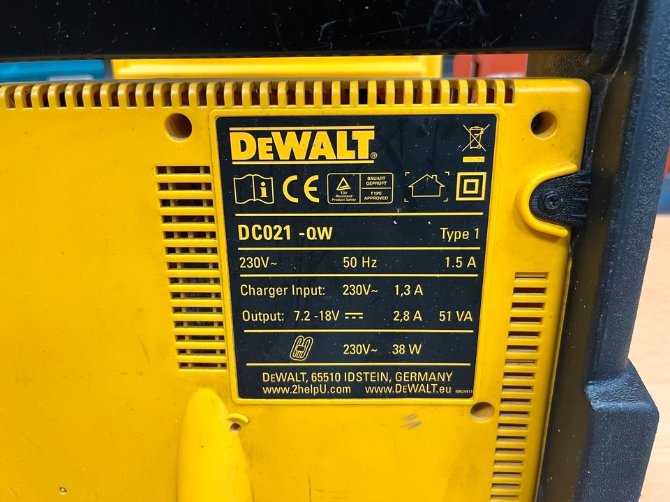 Dewalt DC 021 Akkulampe mit Integrierte Ladegerät in Berlin