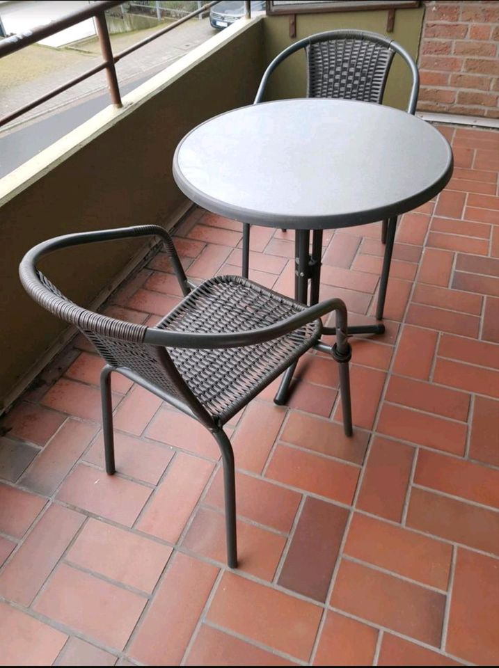 Balkon/Terasse 1 Tisch und 2 Stühle in Bremen