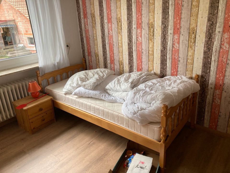 Gästezimmer Bett und Schrank in Ebersburg