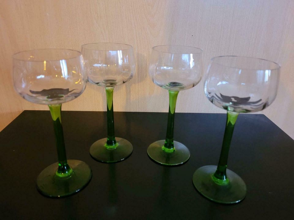 4 Riesling Gläser, grün, gewelltes Glas in Bad Vilbel