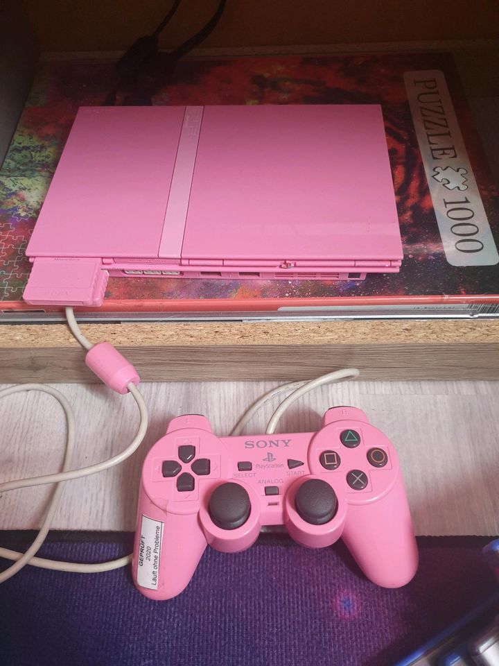 Pinke Playstation 2 plus Spiele in Lübeck