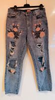 Ripped Jeans mit Blumenstickerei Low Boyfriend Cut Nordrhein-Westfalen - Recklinghausen Vorschau