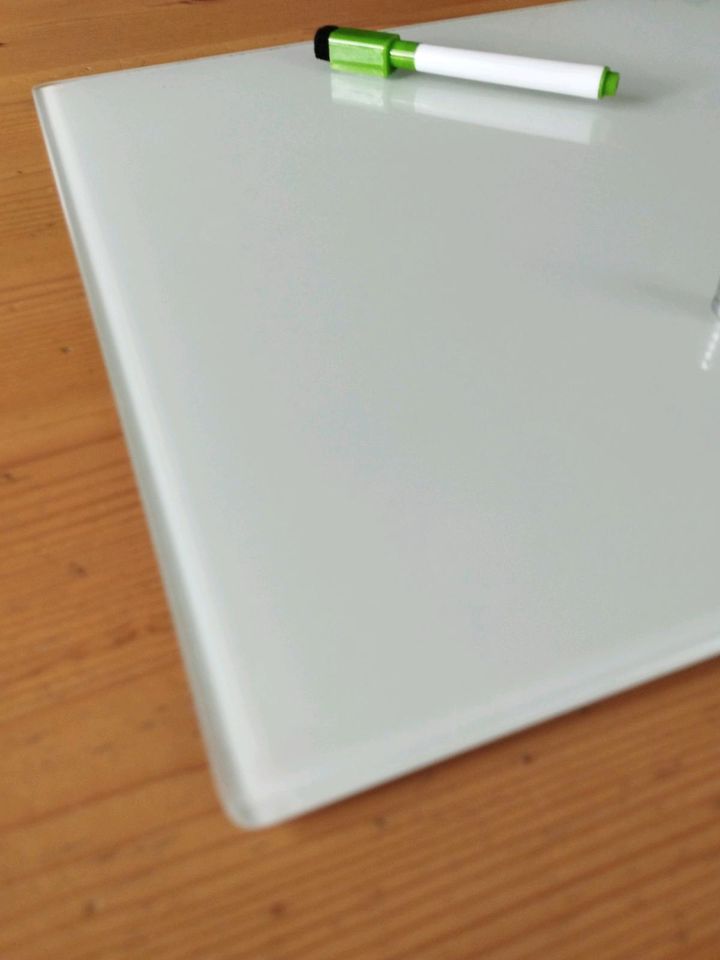 Memoboard mit Magneten und Stift in Syrgenstein