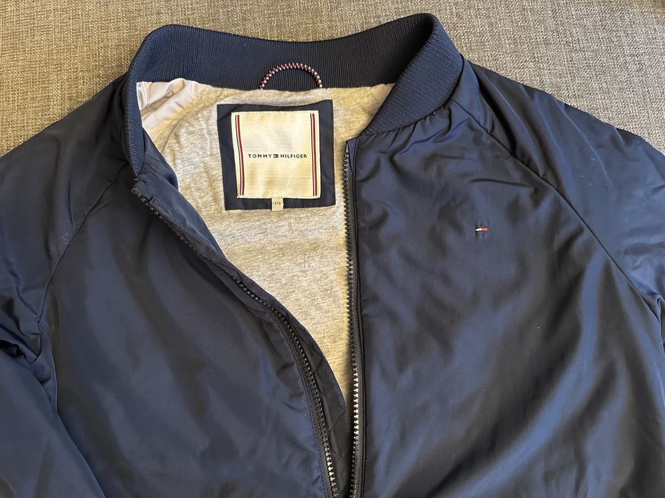 Top Tommy Hilfiger Gr. 176 Jacke in Hilden