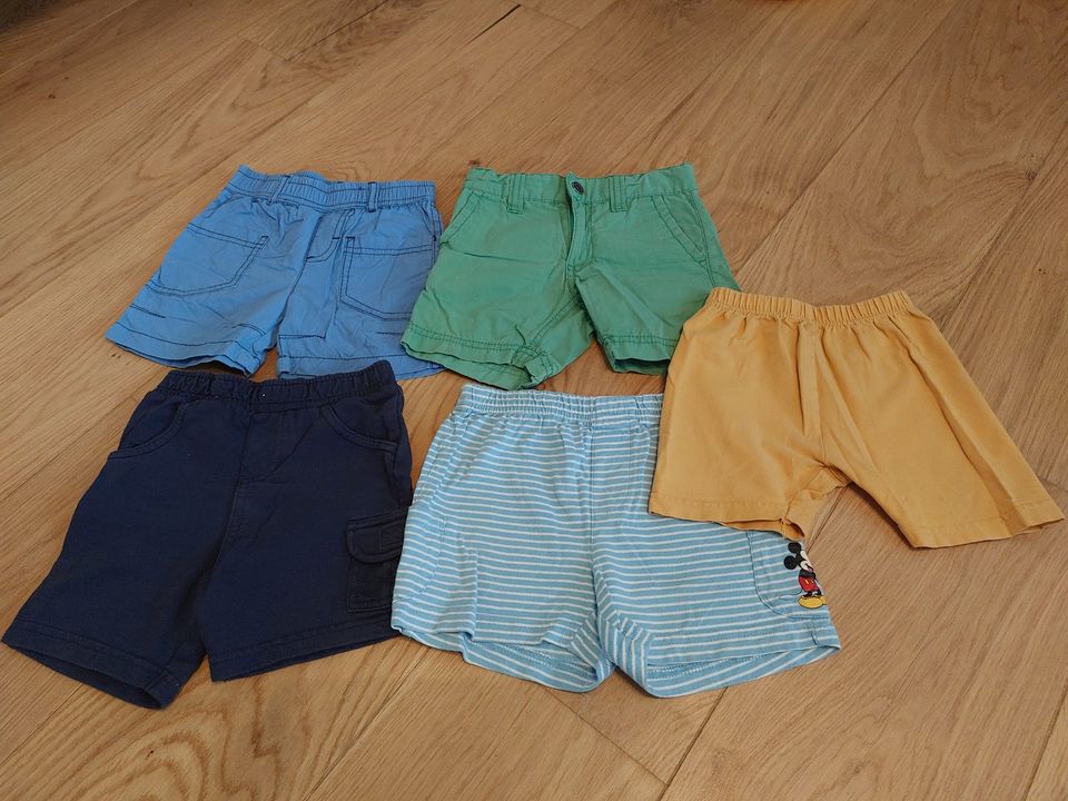 Paket mit 5 kurzen Hosen und 7 T-Shirts in Gr. 74/80 in Beilngries