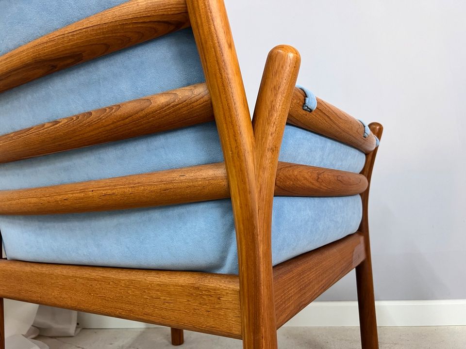 Teak Vollholz Sessel mit Armlehnen Illum Wikkelso Designersessel Holzsessel Polster hellblau babyblau Mid Century Design Dänemark Vintage 60er Jahre in Berlin