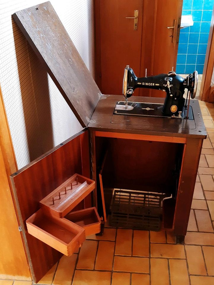 Singer Nähmaschine alt mit Schrank in Gummersbach