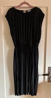 Schwarzes Plissee Kleid von H&M in Gr. L Niedersachsen - Oldenburg Vorschau