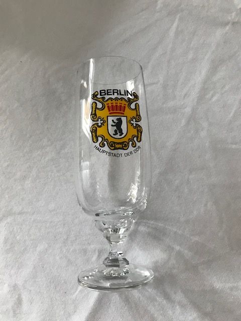 DDR Glas "Berlin Hauptstadt der DDR" in Berlin