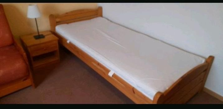 Bett in Kiefer 90x200 lattenrost und Matratze inkl. Nachttisch in Rerik