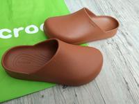 CROCS Sandalen unisex M7 W9 in Caramel -NEU- Brandenburg - Erkner Vorschau