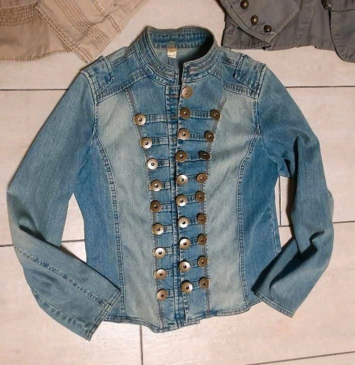 4 kurze Jacken mit Knopfleisten, u.a. Jeansjacke Gr. 38/M in Alveslohe