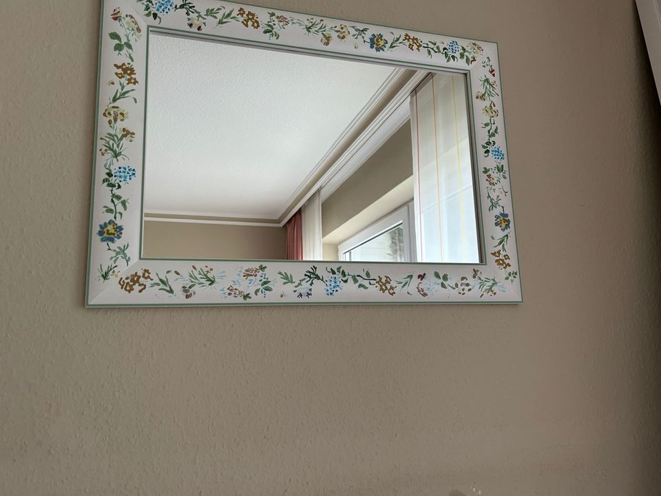 Spiegel hübsch verziert 50x70cm in Grömitz