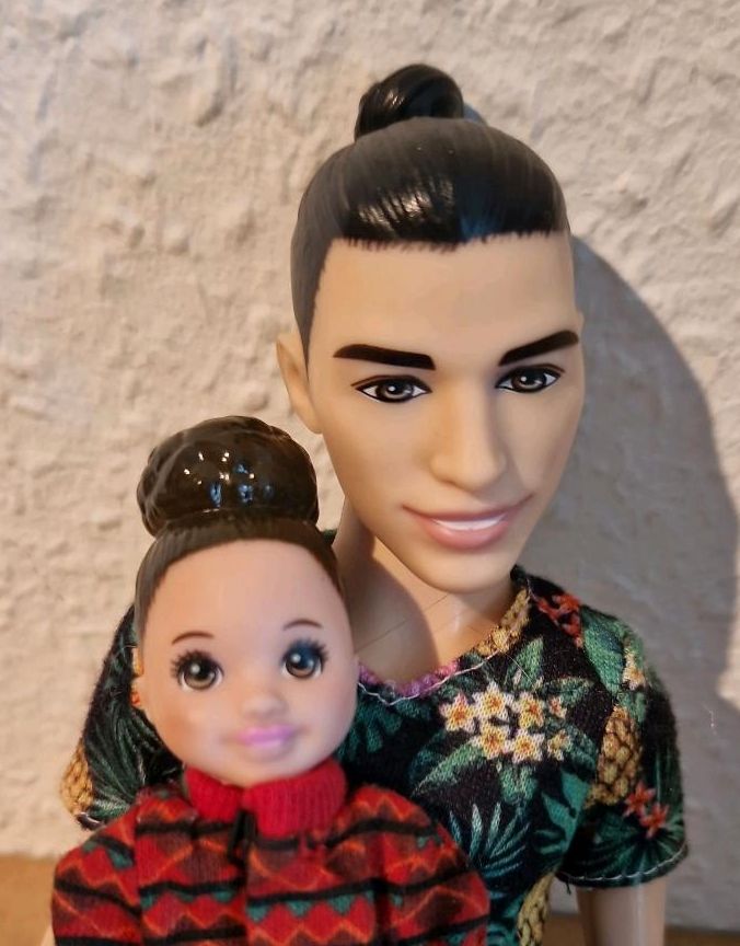 Barbie Puppe Mattel 2017 Ken Mann  mit Dutt und kleiner Tochter in Algermissen